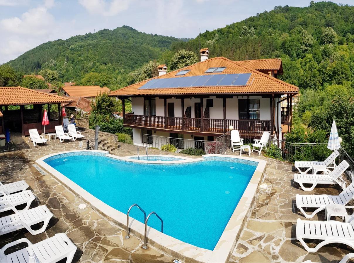 Family Hotel Chiflik Hills Экстерьер фото