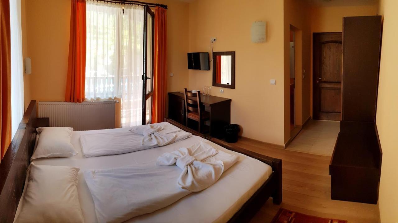 Family Hotel Chiflik Hills Экстерьер фото