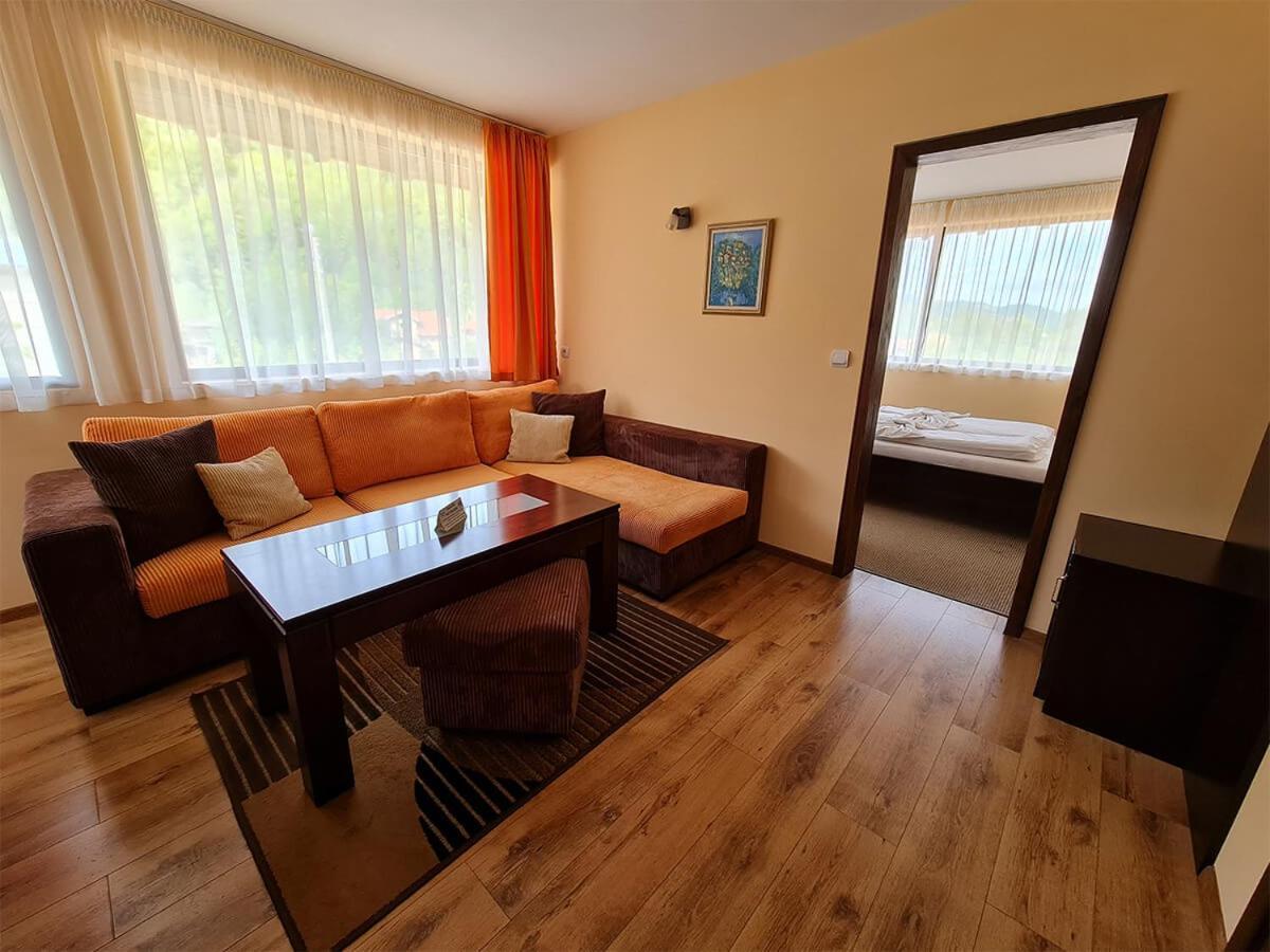 Family Hotel Chiflik Hills Экстерьер фото