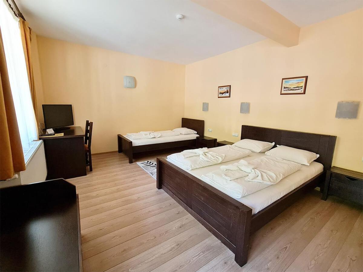 Family Hotel Chiflik Hills Экстерьер фото
