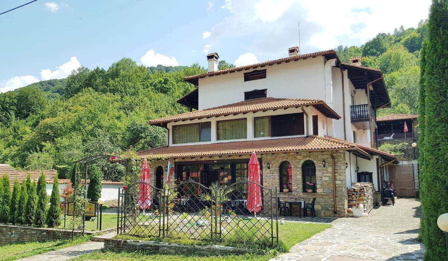 Family Hotel Chiflik Hills Экстерьер фото