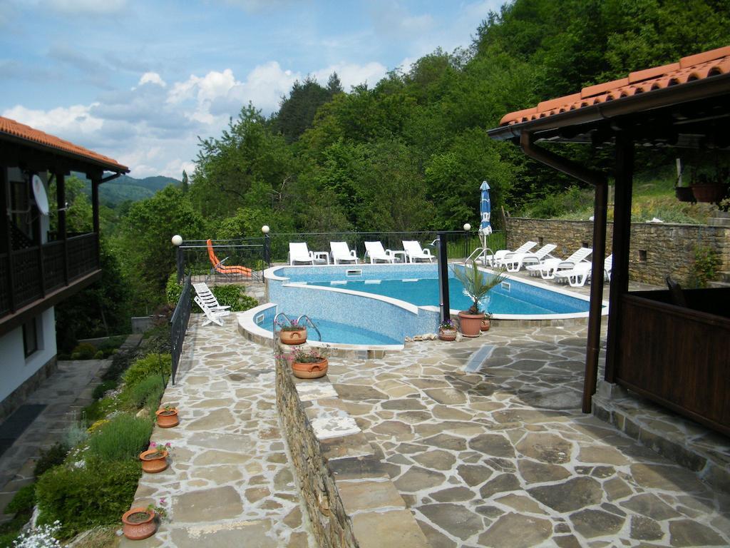Family Hotel Chiflik Hills Экстерьер фото