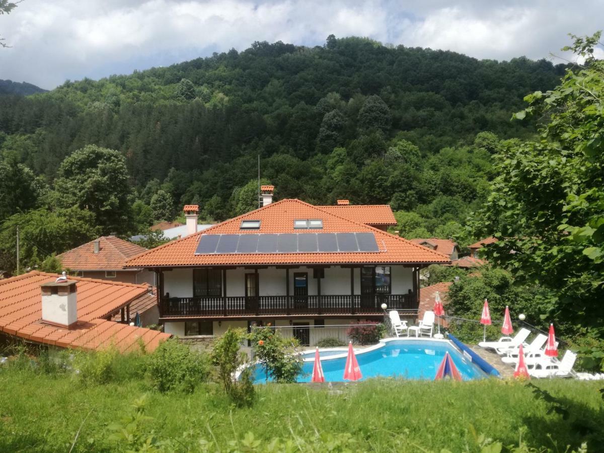Family Hotel Chiflik Hills Экстерьер фото